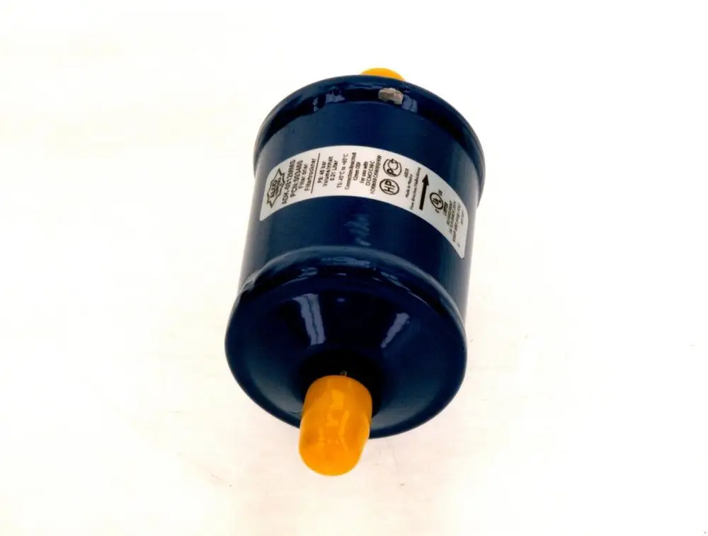 Bosch Trockenfilter in runder, blauer Ausführung mit gelbem Anschluss und Etikett. Der Filter ist für den Einsatz in Klimaanlagen oder Kühlsystemen konzipiert.